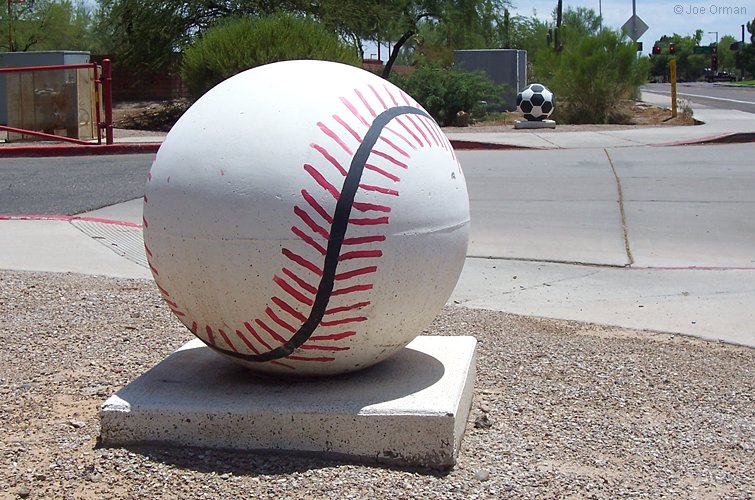 [bizarre_balls100_8637.jpg]