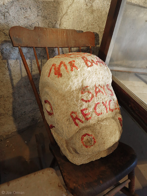 [bizarre_buffalostatues34.jpg]