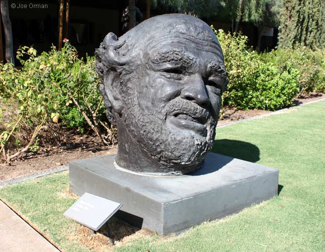 [bizarre_giantheads2.jpg]