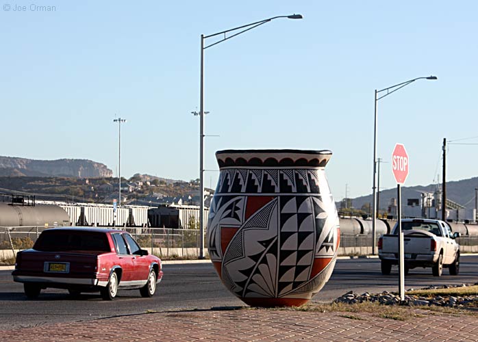 [bizarre_giantpots1.jpg]