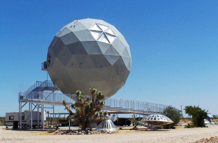 [bizarre_houses6.jpg]