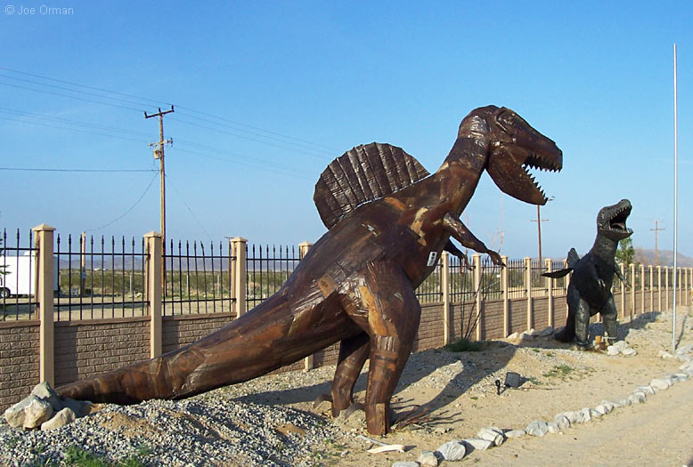 [bizarre_jtreedinosaurs2.jpg]