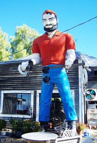 [bizarre_mufflermen13.jpg]