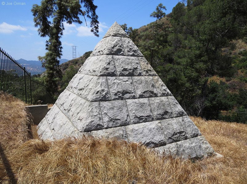 [bizarre_pyramidbrand2.jpg]