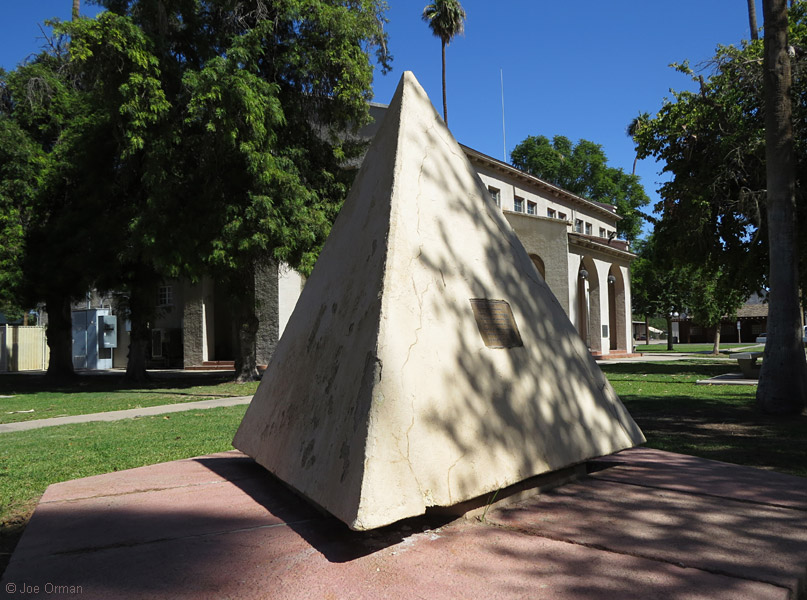 [bizarre_pyramidholtville1.jpg]