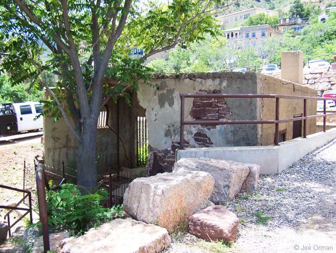 [bizarre_slidingjail1.jpg]