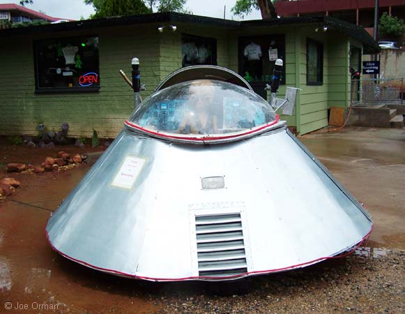[bizarre_ufostore2.jpg]