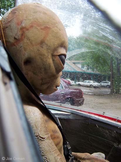 [bizarre_ufostore3.jpg]