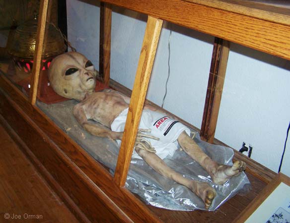 [bizarre_ufostore6.jpg]