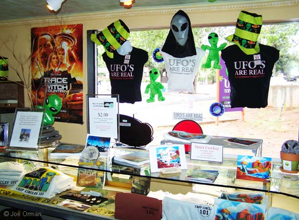 [bizarre_ufostore7.jpg]